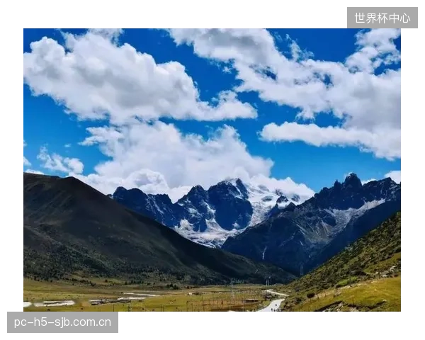 球迷本届观赛将是一场横跨三国的公路旅行,需应对从加拿大夏夜到墨西哥高原的巨大气候差异。 球迷本届观赛将是一场横跨三国的公路旅行,需应对从加拿大夏夜到墨西哥高原的巨大气候差异。